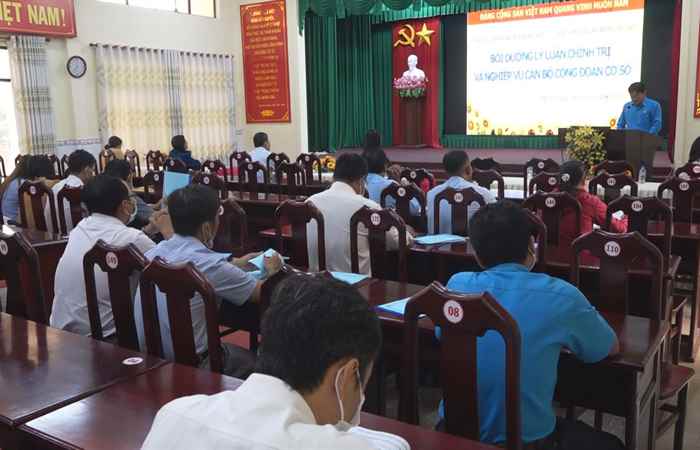 Mỹ Tú: Bồi dưỡng chính trị và nghiệp vụ cho cán bộ công đoàn cơ sở